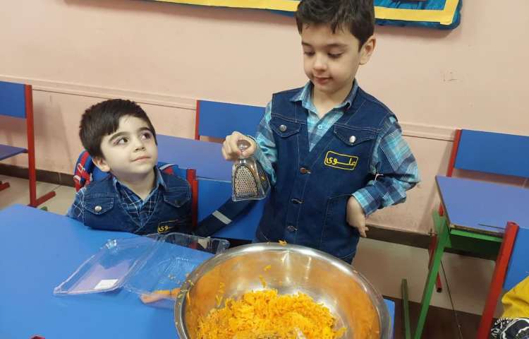 دست ورزی (آماده سازی مربای هویج )پیش دبستان علوی 7