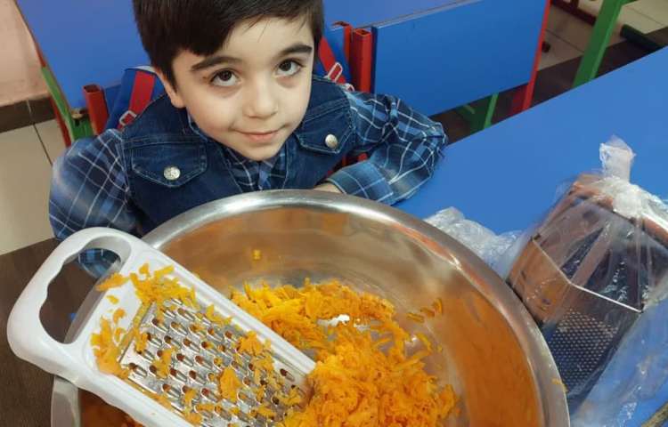 دست ورزی (آماده سازی مربای هویج )پیش دبستان علوی 8