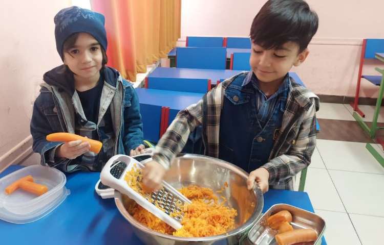 دست ورزی (آماده سازی مربای هویج )پیش دبستان علوی 9