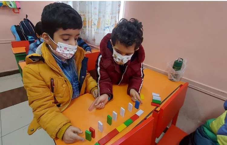 دست ورزی با بازی دومینو و روبان پیش دبستان 1