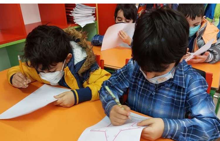 دست ورزی با بازی دومینو و روبان پیش دبستان 10