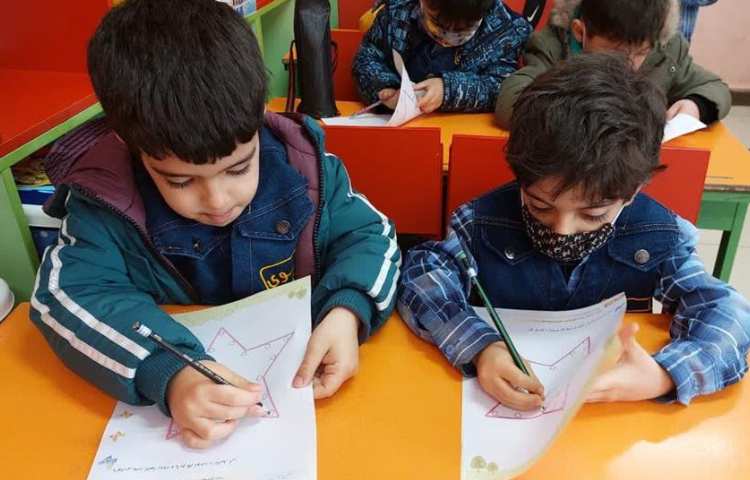 دست ورزی با بازی دومینو و روبان پیش دبستان 11