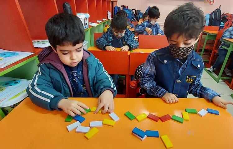 دست ورزی با بازی دومینو و روبان پیش دبستان 2