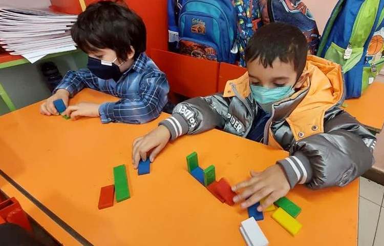 دست ورزی با بازی دومینو و روبان پیش دبستان 3