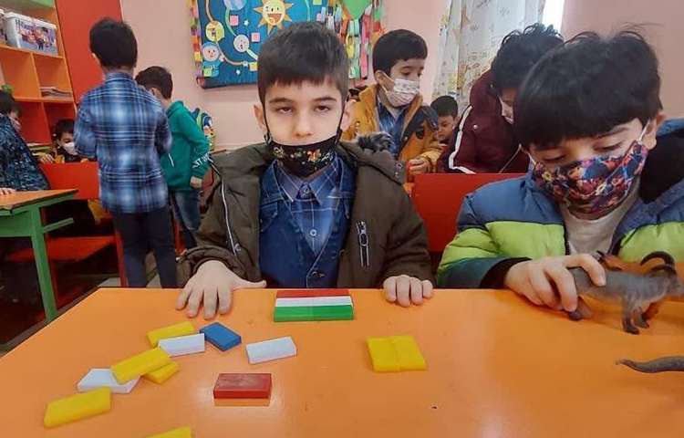 دست ورزی با بازی دومینو و روبان پیش دبستان 4