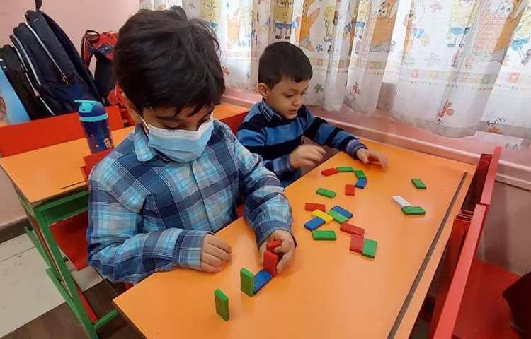دست ورزی با بازی دومینو و روبان پیش دبستان 5