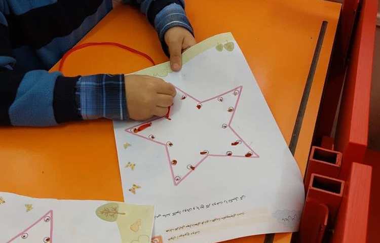 دست ورزی با بازی دومینو و روبان پیش دبستان 6