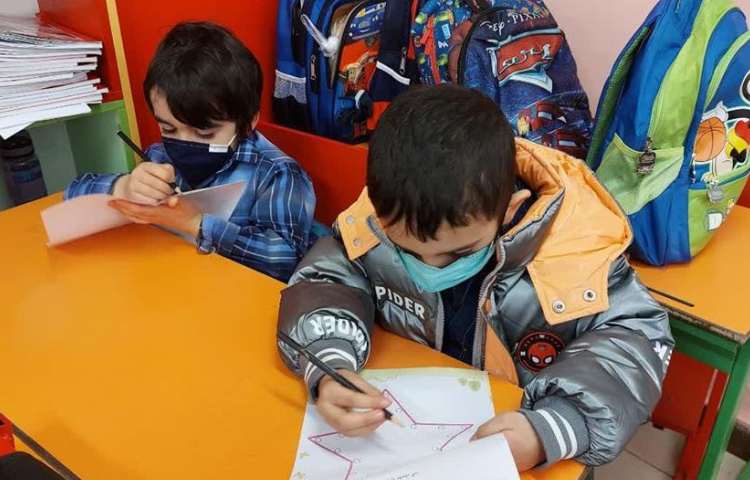 دست ورزی با بازی دومینو و روبان پیش دبستان 9