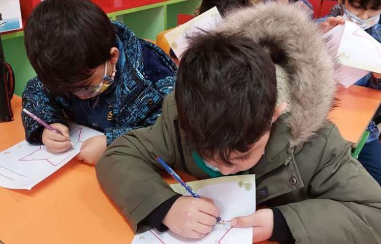 دست ورزی با بازی دومینو و روبان پیش دبستان