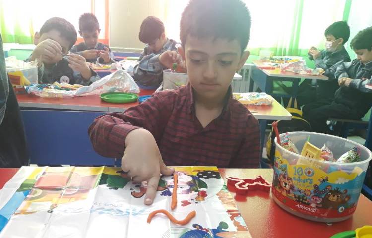 :دست ورزی با خمیر ایجاد انگیزه ورود به نشانه ها 2