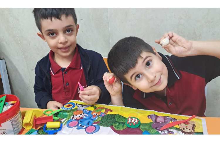 دست ورزی با خمیر و درست کردن لوحه های کتاب نگارش 5