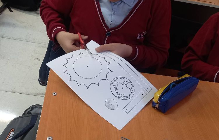 دست‌ورزی با هدف آشنایی با حرکت وضعی و انتقالی زمین 1