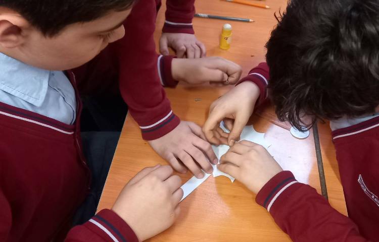 دست‌ورزی با هدف آشنایی با حرکت وضعی و انتقالی زمین 9