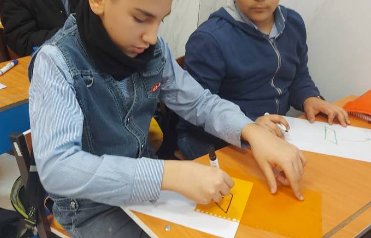 دست‌ورزی تقارن ها