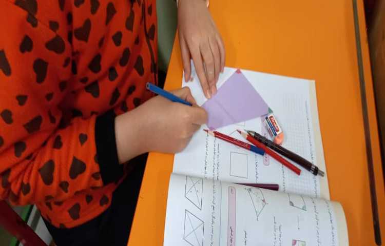 دست ورزی جهت آموزش ویژگی‌های چهارضلعی‌ها 1