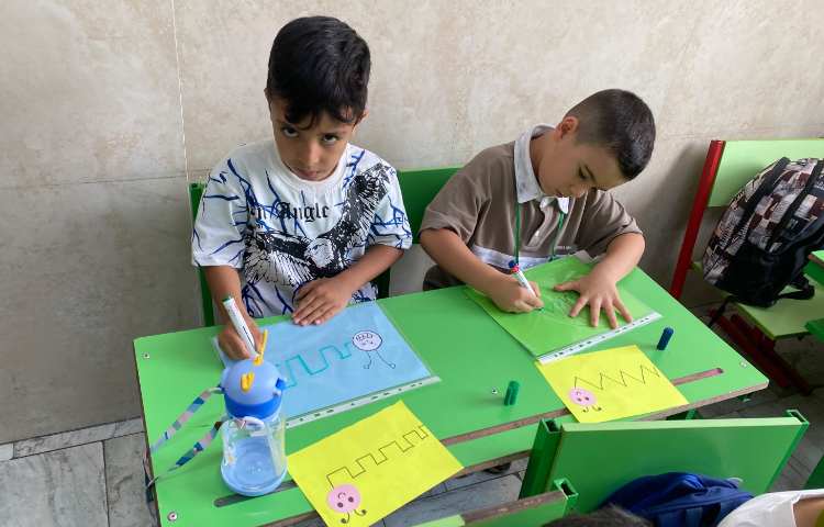 دست ورزی خطوط با هدف شناخت خط ها و هماهنگی چشم و دست و دقت و تمرکز