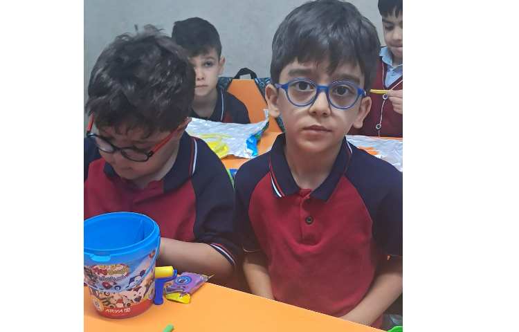 دست ورزی خمیر بازی و ساخت لوحه های نگارش 2