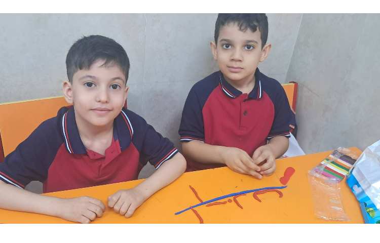 دست ورزی خمیر بازی و ساخت لوحه های نگارش 4