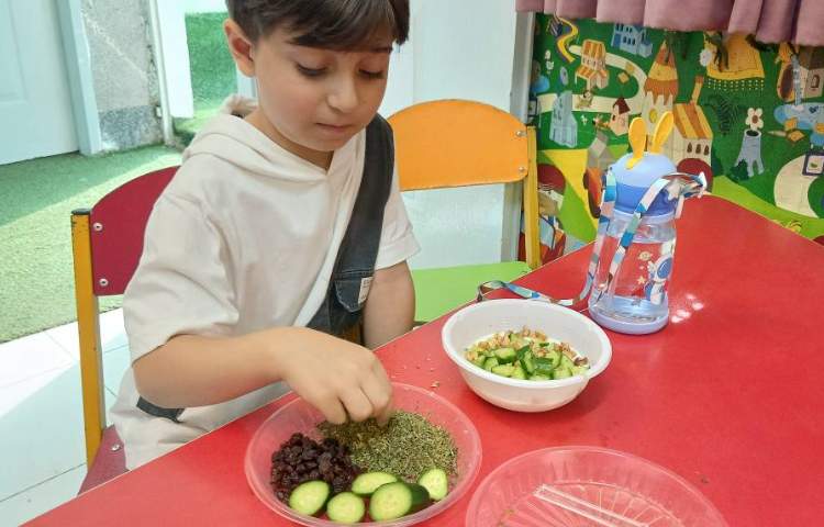 دست ورزی ، خورد کردن خیار و آماده کردن آب ، دوغ ، خیار در یک روز تابستانی 4