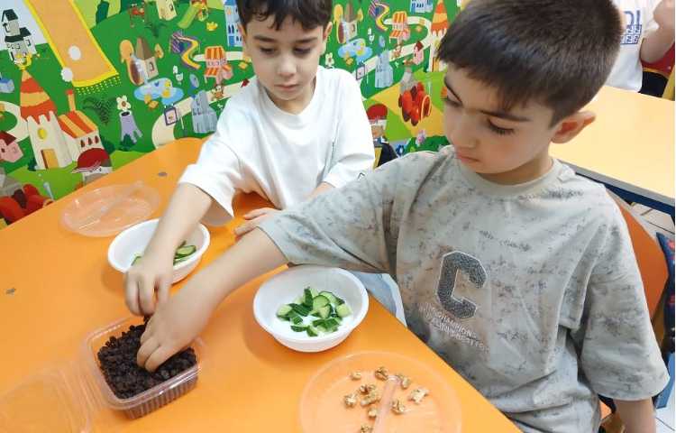 دست ورزی ، خورد کردن خیار و آماده کردن آب ، دوغ ، خیار در یک روز تابستانی 5