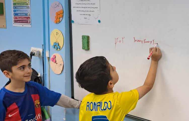 دست ورزی ساخت اعداد چهاررقمی و گسترده نویسی به صورت گروهی