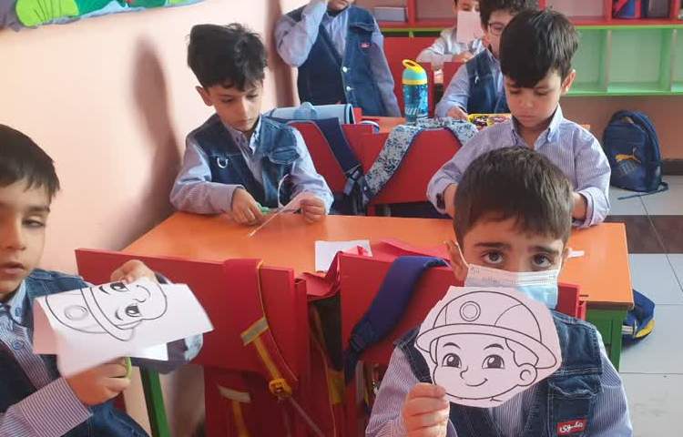 دست ورزی شکلات رنگی و کاردستی روز آتش نشان 5