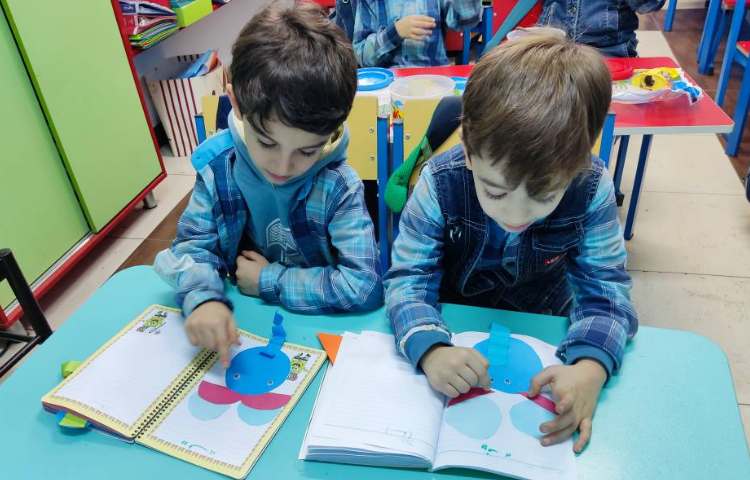 :دست ورزی فیل جهت تثبیت صدای (ف) 3