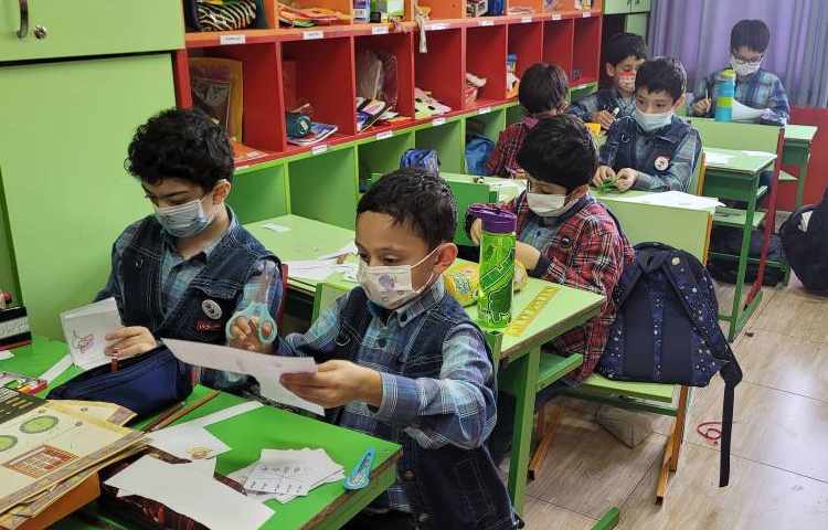 :دست ورزی و فعالیت مربوط به حواس پنجگانه با درست کردن کتاب، کلاس کوهنوردان 2