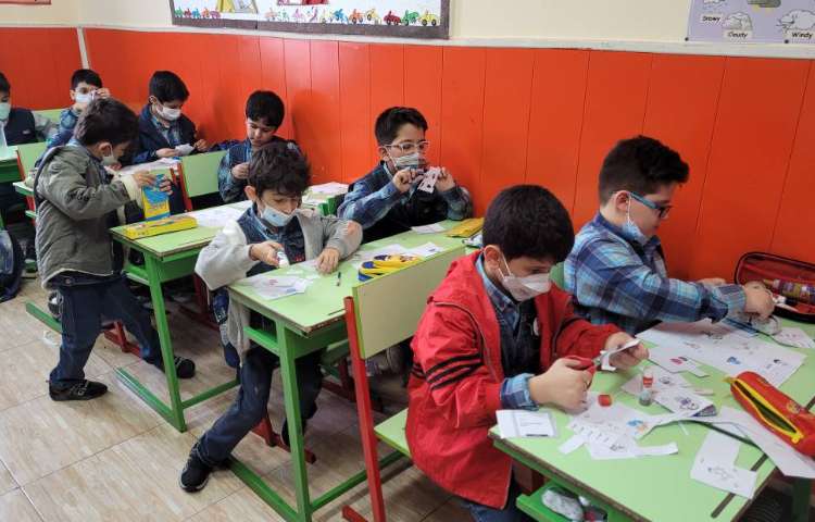 :دست ورزی و فعالیت مربوط به حواس پنجگانه با درست کردن کتاب، کلاس کوهنوردان 3