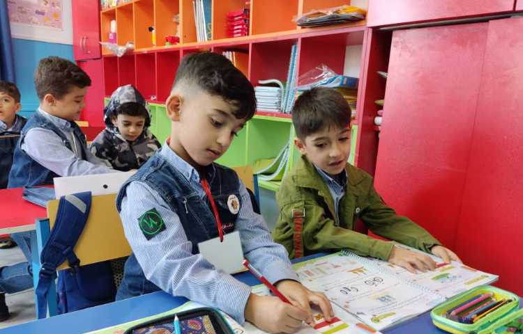 دست ورزی پرچم مهارت کار با قیچی و چسب 1