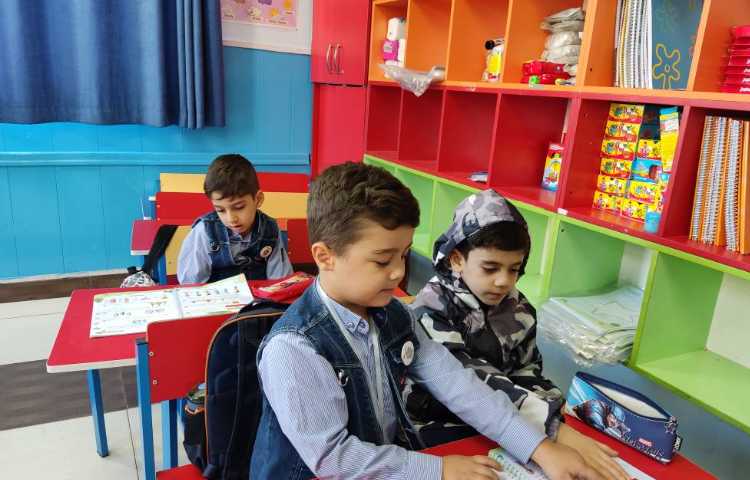 دست ورزی پرچم مهارت کار با قیچی و چسب