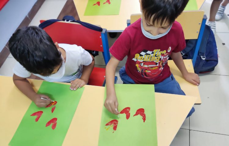 :دست ورزی، کار چاپ روی کاغذ با اسفنج و گوش پاکن، کلاس شاپرک 1