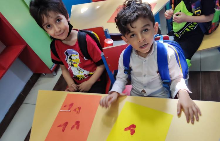 :دست ورزی، کار چاپ روی کاغذ با اسفنج و گوش پاکن، کلاس شاپرک 10