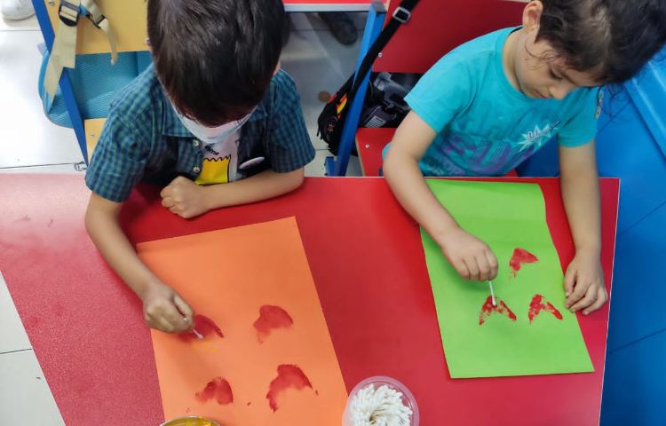 :دست ورزی، کار چاپ روی کاغذ با اسفنج و گوش پاکن، کلاس شاپرک 2