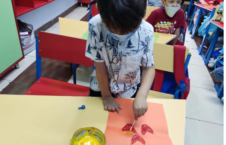 :دست ورزی، کار چاپ روی کاغذ با اسفنج و گوش پاکن، کلاس شاپرک 4