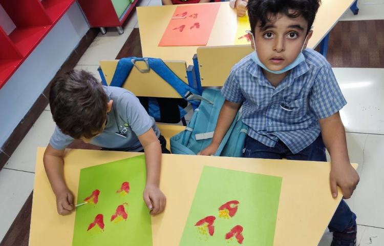 :دست ورزی، کار چاپ روی کاغذ با اسفنج و گوش پاکن، کلاس شاپرک 5