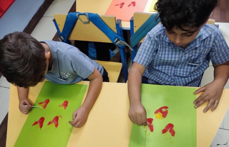 :دست ورزی، کار چاپ روی کاغذ با اسفنج و گوش پاکن، کلاس شاپرک 6