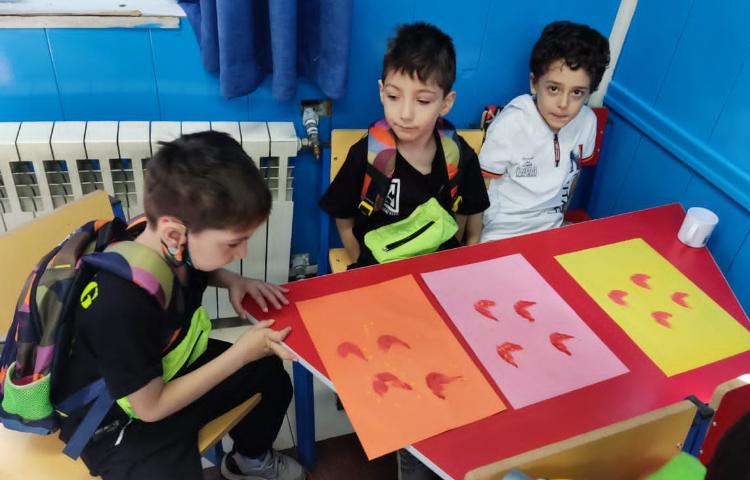 :دست ورزی، کار چاپ روی کاغذ با اسفنج و گوش پاکن، کلاس شاپرک 7