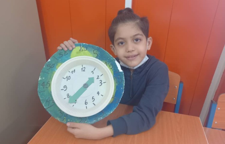 :دست ورزی گروهی(یادآوری مفهوم ربع و نیم در ساعت)