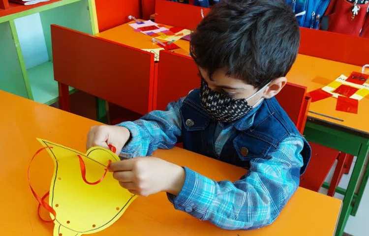 دست ورزی یا مقوا و ربان دانش آموزان پیش دبستان 3