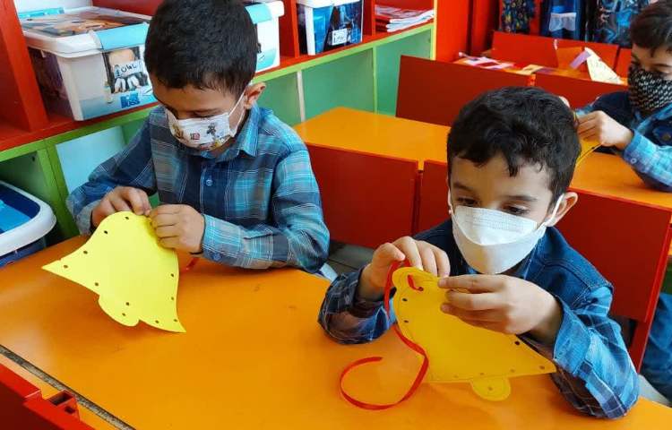 دست ورزی یا مقوا و ربان دانش آموزان پیش دبستان