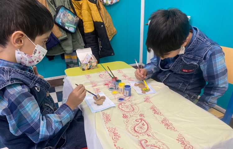 :دنیای رنگی من، رنگ آمیزی سفال های ساخته شده 2