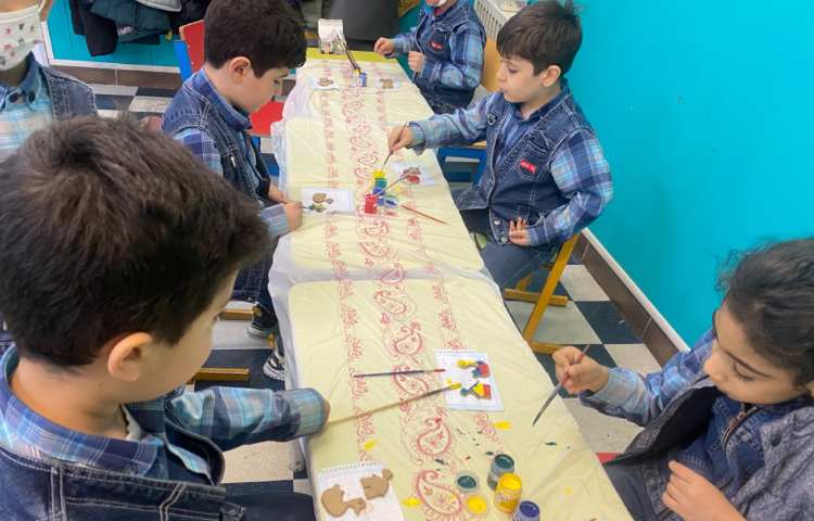 :دنیای رنگی من، رنگ آمیزی سفال های ساخته شده 3