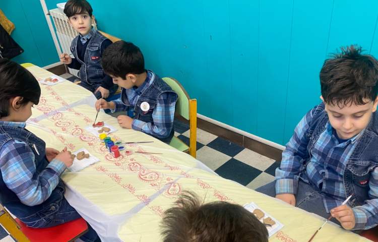 :دنیای رنگی من، رنگ آمیزی سفال های ساخته شده 4