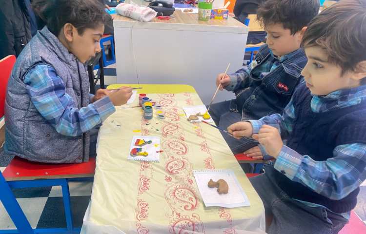 :دنیای رنگی من، رنگ آمیزی سفال های ساخته شده 5