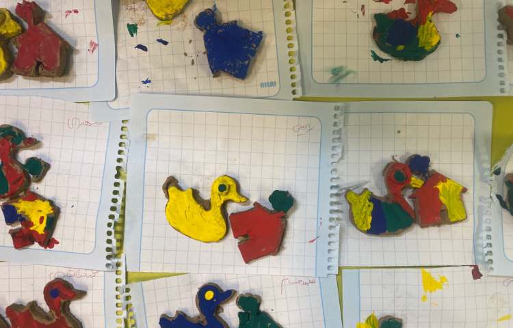 :دنیای رنگی من، رنگ آمیزی سفال های ساخته شده