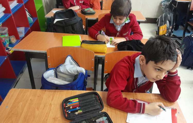 دوره اتیکت تشکر کردن 1و2و3 . دانش آموزان در حال نوشتن اتیکتها هستند 1