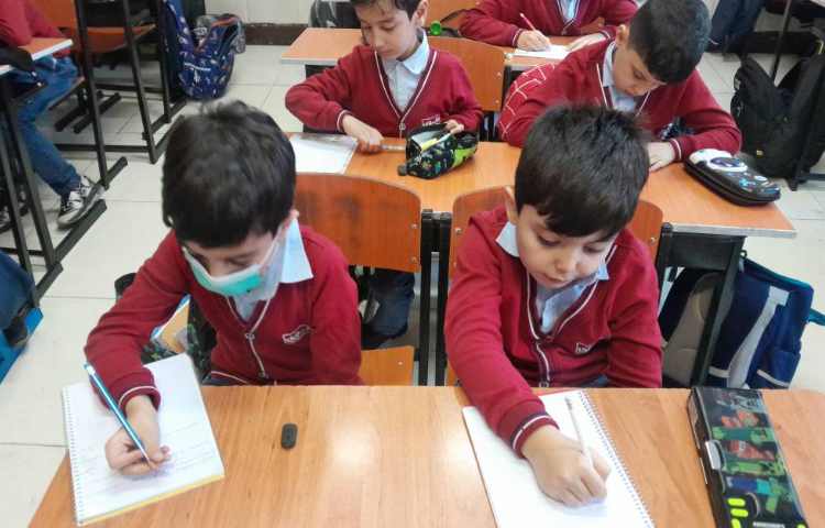 دوره اتیکت تشکر کردن 1و2و3 . دانش آموزان در حال نوشتن اتیکتها هستند