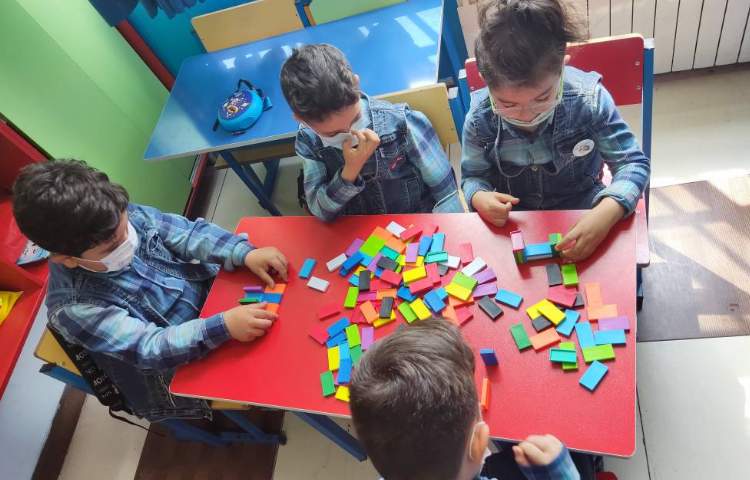 :دومینو با موضوع انواع چیدمان های گروهی 2