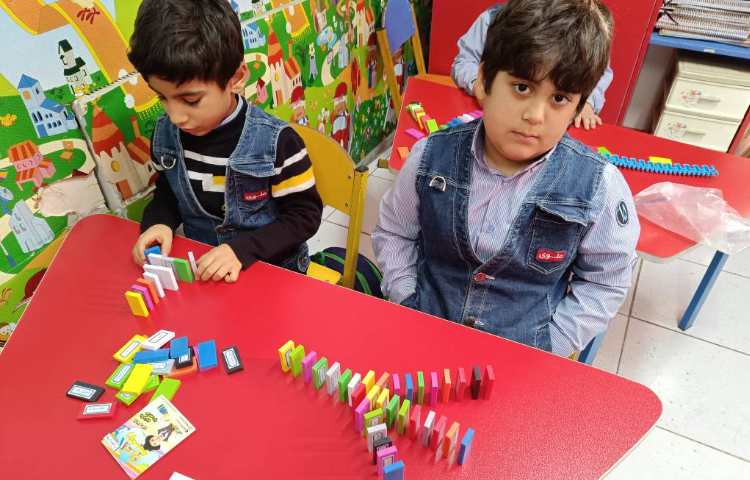 دومینو، دوراهی ،سه راهی و گپ آموزش داده شد. 1